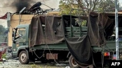 រថយន្ដ​យោធា​មួយ​គ្រឿង​រងការ​ខូចខាតក្រោយ​មាន​ការ​ផ្ទុះ​គ្រាប់​នៅទី​បញ្ជាការ​ដ្ឋាន​យោធ​ភូមិភាគ​ទី៣ ក្នុង​ខេត្ត​កំពង់​ស្ពឺ​ ដែល​បណ្តាល​ឱ្យ​យោធិន​២០​នាក់​ស្លាប់​បាត់​បង់​ជីវិត​ និង​មួយ​ចំនួន​ទៀត​រង​របួស ថ្ងៃទី ២៧ ខែមេសា ឆ្នាំ២០២៤។​ (AFP)