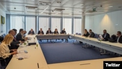 Razgovori delegacija Beograda i Prištine, predvođenih Petrom Petkovićem i Besimom Besljimijem, u Briselu 25. marta 2024, uz posredovanje specijalnog izaslanika za dijalog Miroslava Lajčaka (Foto: X/MiroslavLajcak)