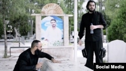 دانیال مقدم و وفا احمدپور، رپ‌خوان‌های بازداشت‌شده بر سر مزار یکی از معترضان جان‌باخته