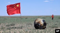 Wahana Chang'e 6 di Siziwang Banner, Daerah Otonomi Mongolia, China utara, Selasa, 25 Juni 2024. Wahana Chang'e 6 China telah kembali ke Bumi bersama sampel batuan dan tanah dari sisi jauh bulan yang jarang dijelajahi. (Bei He/Xinhua via AP)