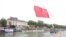 2024年7月26日巴黎奧運開幕式上，一名中國代表隊成員在塞納河上揮舞中國國旗。