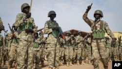 Jeshi la Ulinzi la Wananchi wa Sudan Kusini (SSPDF) likijiandaa kupanda ndege kuelekea DRC kama sehemu ya EACRF. Picha na AP/Samir Bol. 