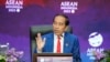 El presidente de Indonesia, Joko Widodo, hace gestos mientras habla con los medios durante una conferencia de prensa al final de la Cumbre de la Asociación de Naciones del Sudeste Asiático (ASEAN) en Yakarta, Indonesia, el 7 de septiembre de 2023.