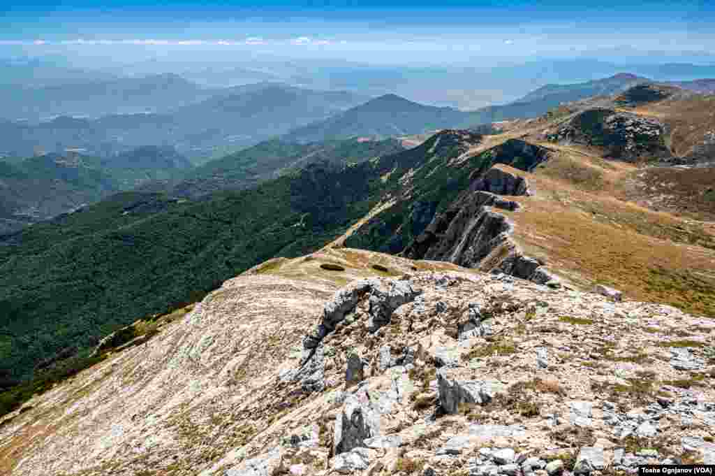 Солунска глава, 2.540 метри надморска висина. Врв од кој се гледа речиси целата држава, но и загадувањето надвиснато над скопската котлина