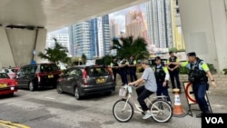 途經西九龍裁判法院的車輛甚至騎單車都要被警方截查。(美國之音照片)