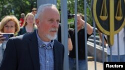 Mihajl Gerškovič, otac novinara Vol strit žurnala Evana Gerškoviča, napušta zgradu suda nakon što je prisustovao saslušanju po žalbi njegovog sina, koji je u pritvoru, u Moskvi, 22. juna 2023.