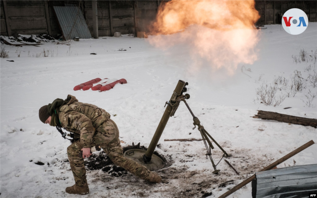 Un soldado ucraniano dispara contra las posiciones rusas en Bajmut el 16 de febrero. Las fuerzas de Moscú aseguran que están ganando terreno mientras caen bombardeos casi las 24 horas sobre la ciudad destrozada, que el presidente ucraniano Volodymyr Zelenskyy ha llamado "nuestra fortaleza".