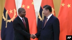 O Presidente de Angola, João Lourenço, à esquerda, cumprimenta o Presidente chinês, Xi Jinping, antes do encontro bilateral em Pequim, no domingo, 2 de setembro de 2018.