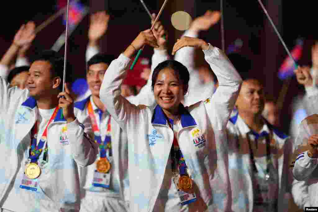 ក្រុមកីឡាករ កីឡាការិនី ចូលរួមក្នុងពិធីបិទជាស្ថាពរនៃព្រឹត្តិការណ៍ប្រកួតកីឡាស៊ីហ្គេមលើកទី ៣២ និងអាស៊ាន​ប៉ារ៉ាហ្គេមលើកទី ១២ នៅពហុកីឡដ្ឋានមរតកតេជា ក្នុងរាជធានីភ្នំពេញ កាលពីថ្ងៃទី ១៧ ខែឧសភា ឆ្នាំ ២០២៣។