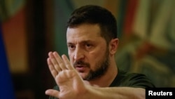 Володимир Зеленський заявляє, що участь НАТО в захисті українського неба не означала б участі НАТО у війні з Росією, так само як збиття західними країнами іранських дронів і ракет, що летіли на Ізраїль не означало їхньої участі у війні з Іраном.