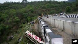 Wata Motar Bas Da Ta Fado Daga Kan Gada