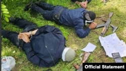 Fotografija na kojoj su prikazani uhapšeni pripanici kosovske policije i njihova oprema, koju je prenio RTS i koji kao autora fotografije potpisuje MUP Srbije.