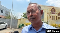 លោក យី សុខសាន្ត មន្ត្រីស៊ើបអង្កេតជាន់ខ្ពស់របស់សមាគមការពារសិទ្ធិមនុស្សអាដហុក ផ្តល់កិច្ចសម្ភាសន៍ជាមួយក្រុមអ្នកសារព័ត៌មាន ក្រោយបញ្ចប់សវនាការលើកទី៦ នៅពីមុខសាលាឧទ្ធរណ៍ភ្នំពេញ នាថ្ងៃទី៤ ខែមេសា ឆ្នាំ២០២៤។ (ស៊ឹម ចាន់សំណាង/វីអូអេ)