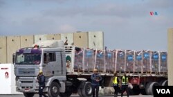 Un camión con ayuda humanitaria para Gaza ingresa al estacionamiento del cruce de Kerem Shalom, en Israel.