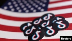 រូបទង់ជាតិ​អាមេរិក​និងផ្លាកយីហោ​របស់​ក្រុមហ៊ុន TikTok ថ្ងៃទី២៤ ខែមេសា ឆ្នាំ២០២៤។ 