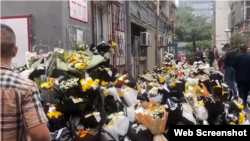 2023年10月28日中國安徽合肥紅星路李克強故居前民眾獻花的悼念現場。（照片來自網絡視頻）