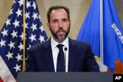 Jaksa Khusus Departemen Kehakiman AS Jack Smith saat umumkan dakwaan terhadap Donald Trump, Selasa (1/8).