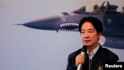 Presiden Taiwan Lai Ching-te mengunjungi tentara dan personel angkatan udara di Hualien, Taiwan, 28 Mei 2024. (Foto: REUTERS/Ann Wang)