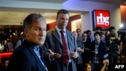 Голова спостережної місії ОБСЄ в Україні Александер Гуґ (праворуч) і речник місії Майкл Боцюрків під час спілкування з журналістами в Донецьку 19 липня 2014 р.