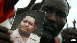 Los partidarios del ex presidente haitiano Jean-Claude "Baby Doc" Duvalier se manifiestan frente al tribunal el 18 de enero de 2011 en Puerto Príncipe.