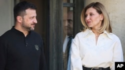 Президент України Володимир Зеленський та його дружина Олена Зеленська під час візиту до Єлисейського палацу в Парижі, Франція, 7 червня 2024 року. (Фото: AP Photo/Thomas Padilla)