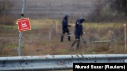 រូបឯកសារ៖ ក្រុមអ្នកជំនាញដោះមីនកំពុងប្រតិបត្តិការដោះមីននៅតំបន់ Kherson ប្រទេសអ៊ុយក្រែន កាលពីថ្ងៃទី ១៦ ខែវិច្ឆិកា ឆ្នាំ ២០២២។ 