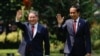 Perdana Menteri China Li Qiang dan Presiden Joko Widodo melambai kepada wartawan saat mereka berjalan di taman Istana Kepresidenan saat bertemu di Jakarta, 8 September 2023. (Foto: REUTERS/Willy Kurniawan)