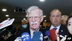 美國前國家安全顧問博爾頓在台北對記者講話。（2023年4月29日）