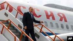 El presidente ruso, Vladimir Putin, baja las escaleras a su llegada al aeropuerto de Yakutsk, república de Sajá, también conocida como Yakutia, Lejano Oriente de Rusia, el 18 de junio de 2024.