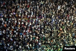 台湾民众聚集在台北的立法院外表达自己的政治意愿。(2024年5月24日)