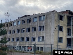 被火燒燬的主樓 （美國之音 李北平）