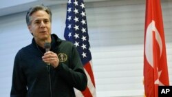 2023 年2 月19 日，國務卿安東尼·布林肯在訪問土耳其阿達納附近的因吉爾利克空軍基地期間會見美國國際開發署成員和基地人員時發表講話。