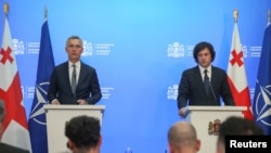 Генеральний секретар НАТО Єнс Столтенберг і прем’єр-міністр Грузії Іраклій Кобахідзе на пресконференції в Тбілісі, Грузія, 18 березня 2024 року. Фото: REUTERS/Irakli Gedenidze