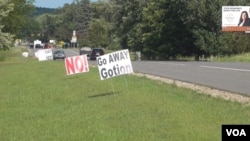 密西根州格林鎮路旁反對中國國軒公司設廠的標語，上面寫著“國軒，滾開” （美國之音記者鬱崗拍攝）
