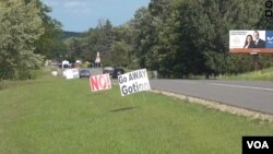 密西根州格林鎮路旁反對中國國軒公司設廠的標語，上面寫著「國軒，滾開」 （美國之音記者鬱崗拍攝）