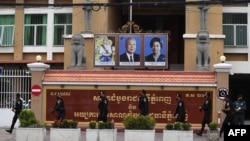 រូបឯកសារ៖ ប៉ូលិសដើរល្បាតនៅខាងក្រៅបរិវេណសាលាដំបូងរាជធានីភ្នំពេញ រាជធានីភ្នំពេញ ថ្ងៃទី ១៧ ខែមីនា ឆ្នាំ ២០២២។ 