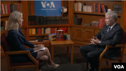 El general retirado Frank McKenzie habla con la corresponsal del Pentágono de la VOA, Carla Babb, 10 de junio de 2024.