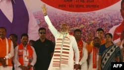 El primer ministro de la India, Narendra Modi, al centro, saluda a los partidarios del Partido Bharatiya Janata (BJP) durante su mitin de campaña electoral en Prayagraj, en el norte de la India, el 21 de mayo de 2024.