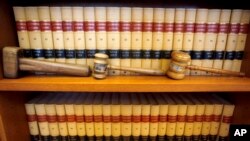 Arhiva, ilustracija - Sudijski čekići i knjige na polici u San Francusku, Kalifornija, 19. jula 2010. (Foto: AP/Jeff Chiu)