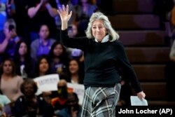 ARHIVA - Dina Tajtus na predizbornom skupu 1. novembra 2022. godine u Las Vegasu.