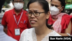 អ្នកស្រី ចក់ សុភាព នាយិកា​មជ្ឈមណ្ឌល​សិទ្ធិមនុស្ស​កម្ពុជា​ មក​ការិយាល័យ​​វីអូឌីនា​ថ្ងៃ​ចន្ទ ដែល​ជា​ថ្ងៃ​បិទ​ការផ្សាយតាម​បញ្ជា​រដ្ឋាភិបាល ។ 