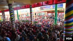 ༧གོང་ས་མཆོག་ལ་སྡེ་ཁག་གསུམ་ཐུང་མོང་གིས་བརྟན་བཞུགས་བསྟར་འབུལ་ཞུས་གནང་བ།