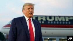 El expresidente de EEUU Donald Trump habla con los reporteros en el Aeropuerto Internacional Hartsfield-Jackson de Atlanta, Georgia, el 24 de agosto de 2023.