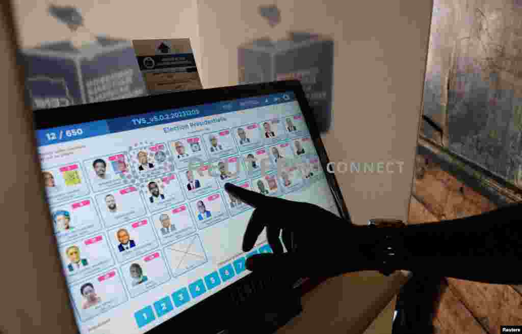 Umunyagihugu yatoreye ahitwa&nbsp;Kanyaruchinya, ariko agenzura amazina y'abitoza imbere y'uko atora uwo yipfuza guha Ijwi ryiwe.