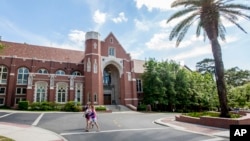 資料照片：2015年4月30日，學生們走過佛羅里達州塔拉哈西州立大學校園內的多德大廳。 （美聯社照片）
