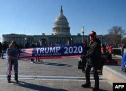 Wanachama wa Proud Boys kiungana na wafuasi wa Rais wa Marekani Donald Trump wakati wa mkutano wa hadhara huko Washington, DC, Novemba 14, 2020. Picha na Andrew CABALLERO-REYNOLDS / AFP.