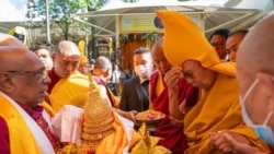 ཤྲི་ལངྒ་ནས་༧གོང་ས་མཆོག་ལ་སྟོན་པའི་རིང་བསྲེལ་ཐུགས་དམ་གྱི་རྟེན་དུ་འབུལ་བཞེས་མཛད་པ། 