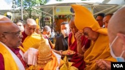 ཤྲི་ལངྒ་ནས་༧གོང་ས་མཆོག་ལ་སྟོན་པའི་རིང་བསྲེལ་ཐུགས་དམ་གྱི་རྟེན་དུ་འབུལ་བཞེས་མཛད་པ། 