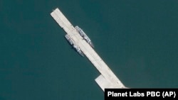 2024年5月8日的衛星圖片顯示，在柬埔寨重要的雲朗海軍基地停靠的兩艘中國軍艦已經在該基地停泊了超5個月。