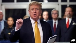 អតីតប្រធានាធិបតី​សហរដ្ឋ​អាមេរិក​លោក Donald Trump ថ្លែង​ទៅកាន់​អ្នក​សារព័ត៌មាន នៅ​តុលាការ​ព្រហ្មទណ្ឌ Manhattan នៅទីក្រុងញូវយ៉ក កាលពីថ្ងៃទី២១ ខែឧសភា ឆ្នាំ២០២៤។ 